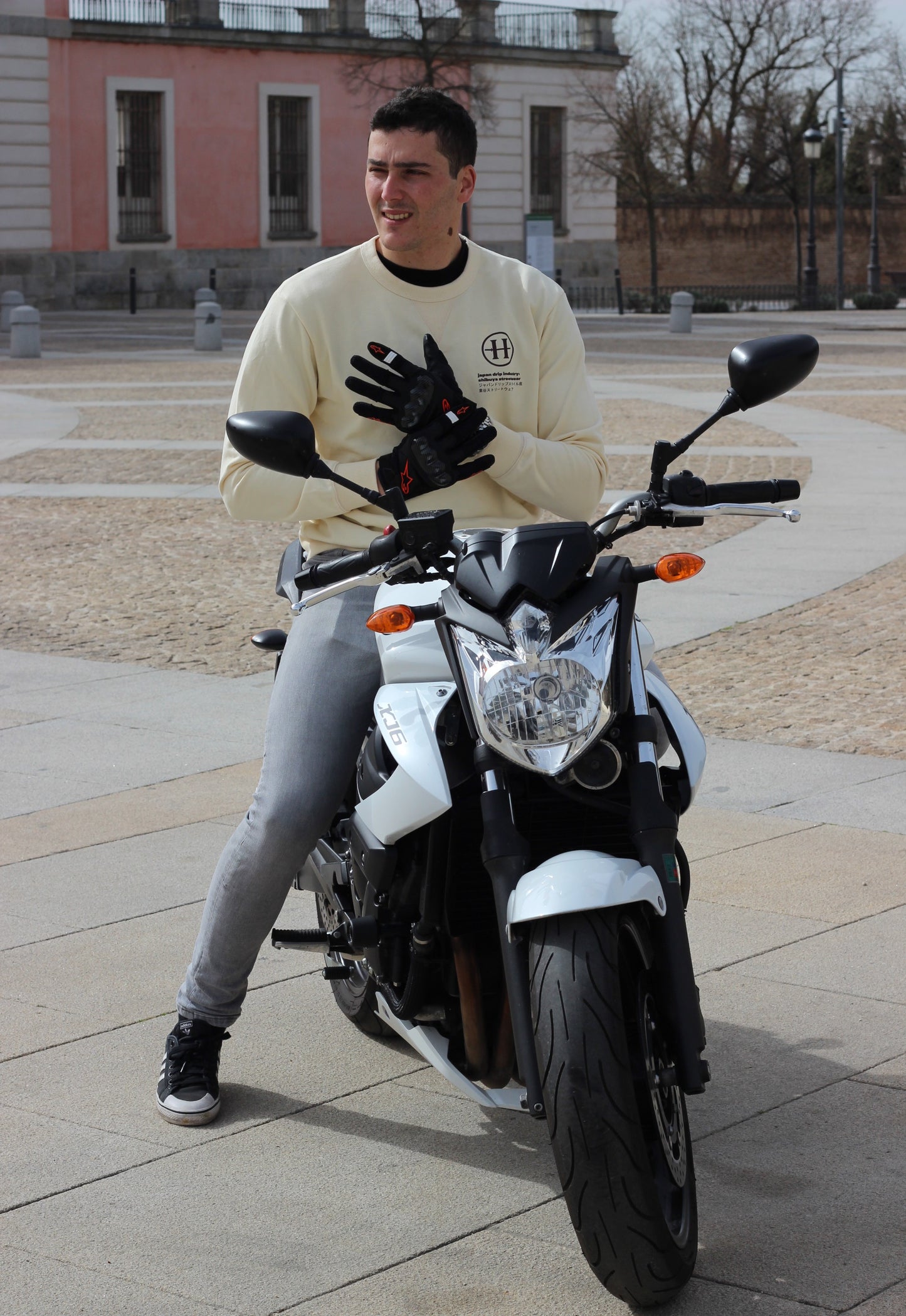 Sudadera "Shibuya Streetwear" – Estilo minimalista japonés